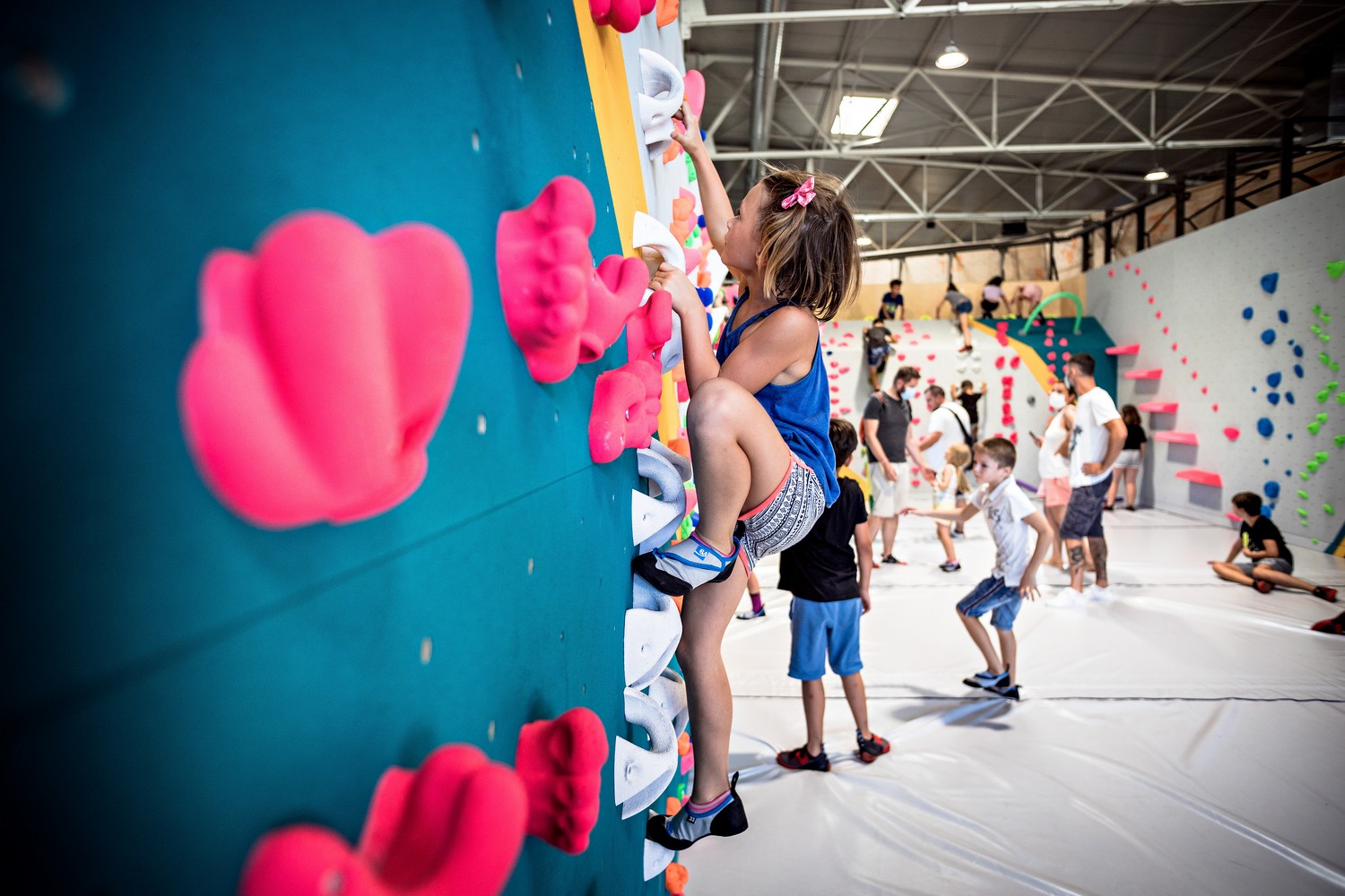 stages d'escalade pour enfants pendant les vacances de la Toussaint, inscrivez-vous dans la salle Vertical'Art de votre choix