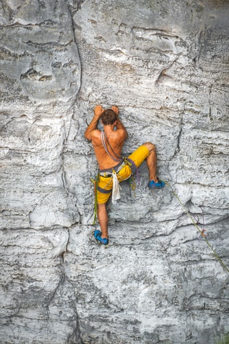 Dans les biceps de Robbie Phillips, célèbre grimpeur écossais, maître de l'escalade libre en solo, et adepte de l'escalade en fissure