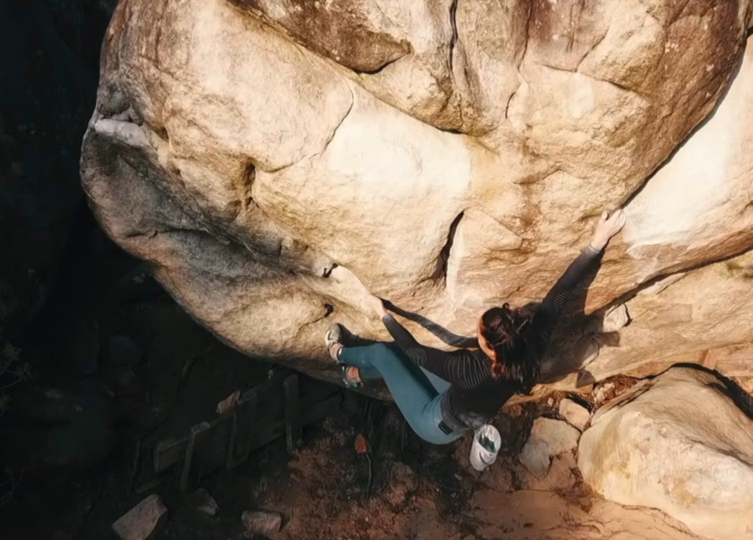 Oriane Bertone coche Super Tanker (8B+) à Fontainebleau, c'est la toute première ascension féminine de ce bloc