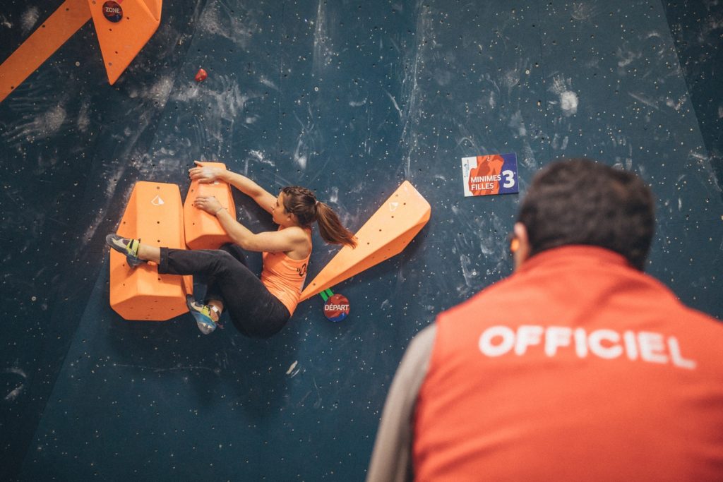 Juge supervisant les athlètes lors du sélectif national à Vertical'Art Rungis