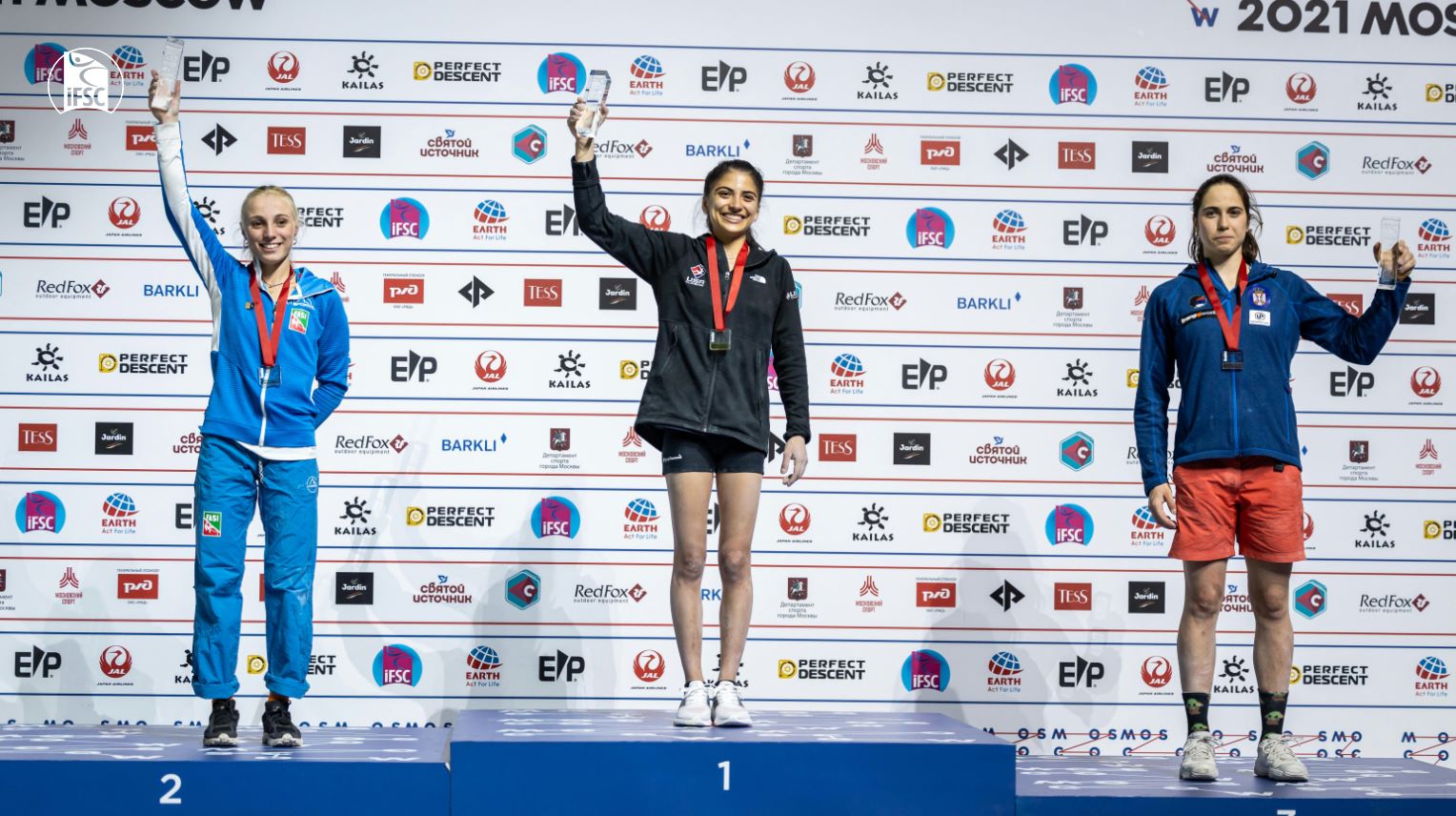 L'Américaine Natalia Grossman (au centre) sacrée championne du monde de bloc à Moscou, devant l'Italienne Camilla Moroni (à gauche) et la Serbe Stasa Gejo (à droite)