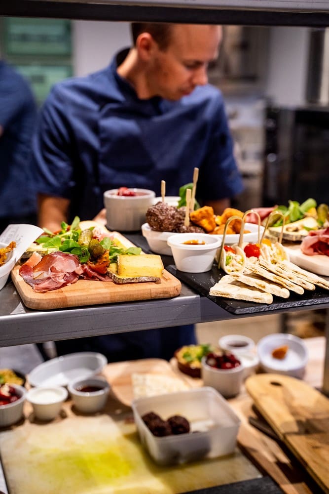 Restaurant bar, planches mixtes, charcuteries fromages, à partager sans modération pendant nos Chill de beer