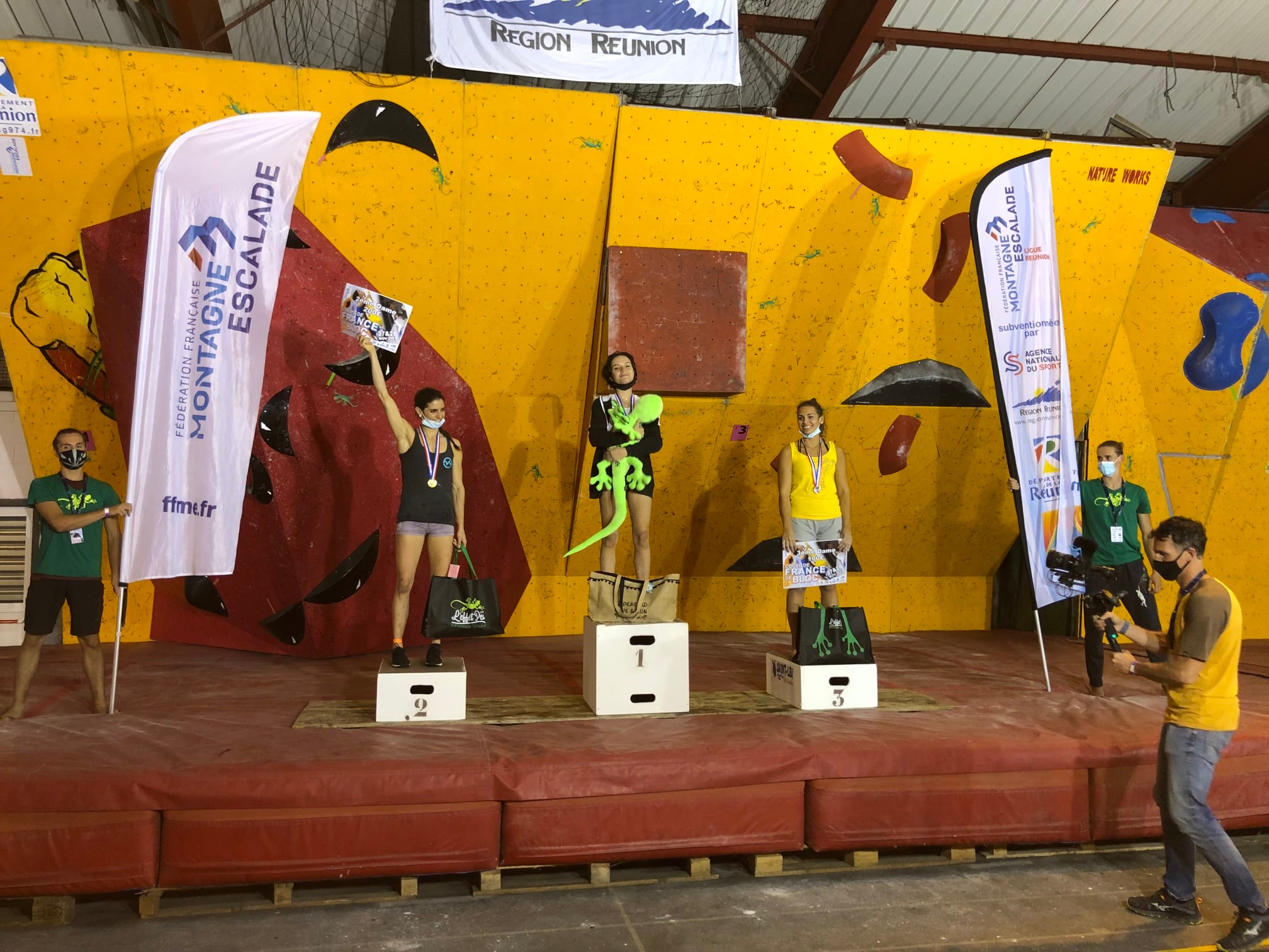 La team VA volcanique à la Coupe de France de bloc de la Chaloupe Saint-Leu (La Réunion). Oriane Bertone s'impose devant Fanny Gibert