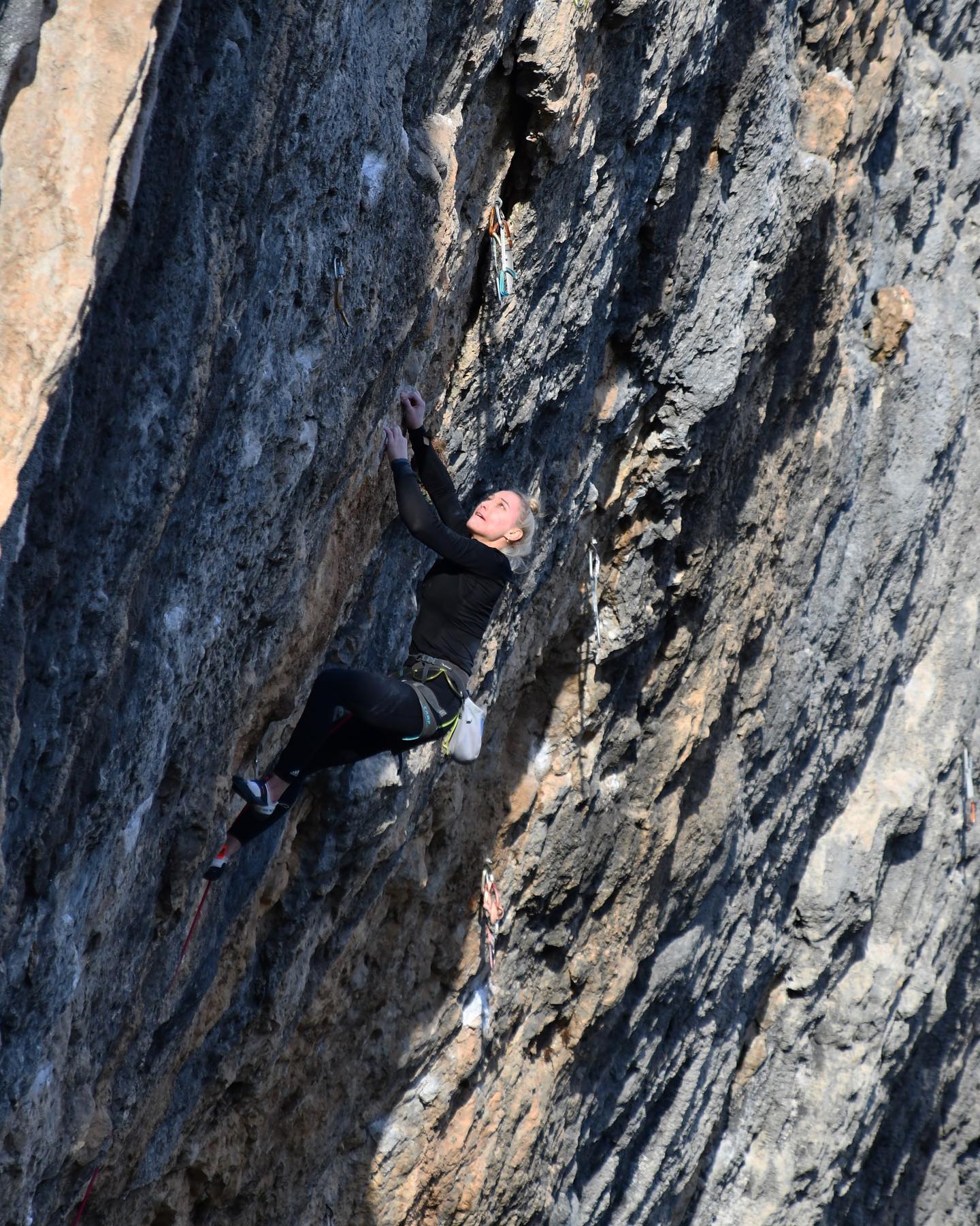 Janja Garnbret enchaîne American Hustle, son second 8c à vue en seulement 2 jours d'intervalle. Une double performance qui entre dans les annales de la discipline