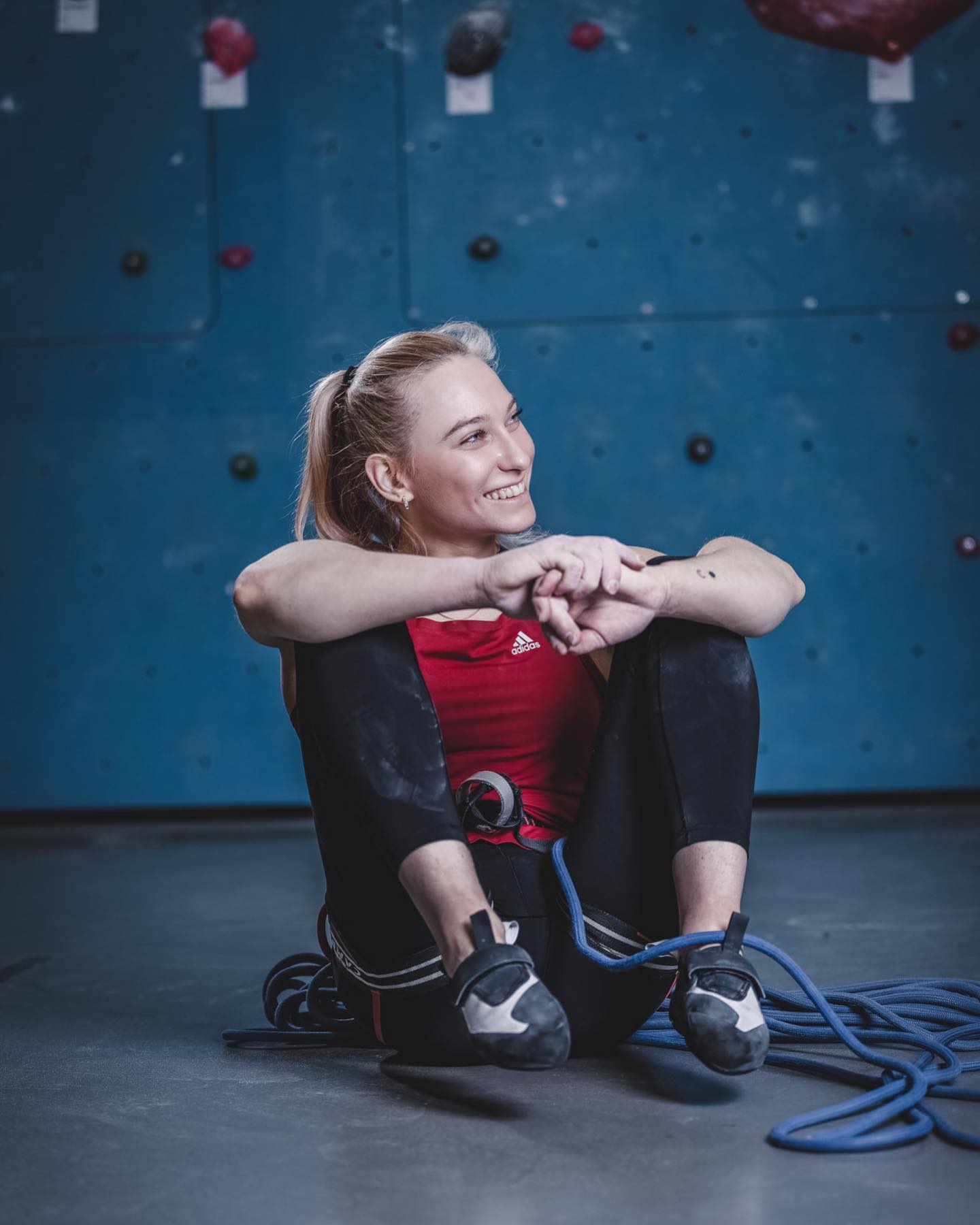 Championne olympique à Tokyo et multiple championne du monde d'escalade, Janja Garnbret devient la première femme de l'histoire à réaliser deux 8c à vue consécutifs en falaise