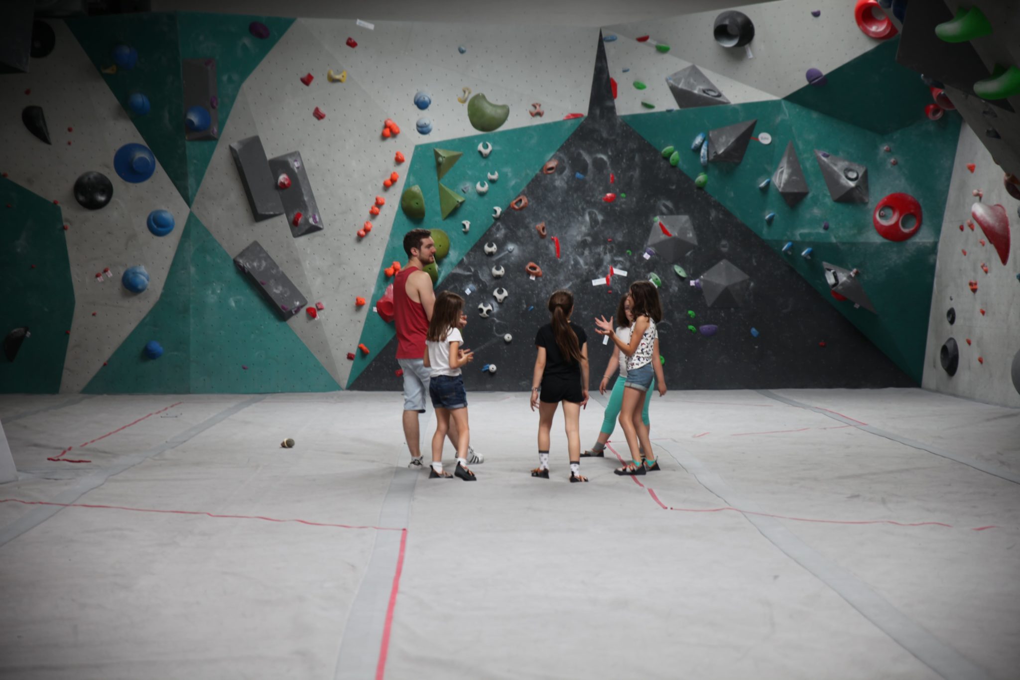 Stages d'escalade enfants vacances de février à Vertical'Art, apprentissage du bloc, pratique, jeux, challenges et bonne ambiance avec un encadrant pour accompagner les enfants sur les blocs