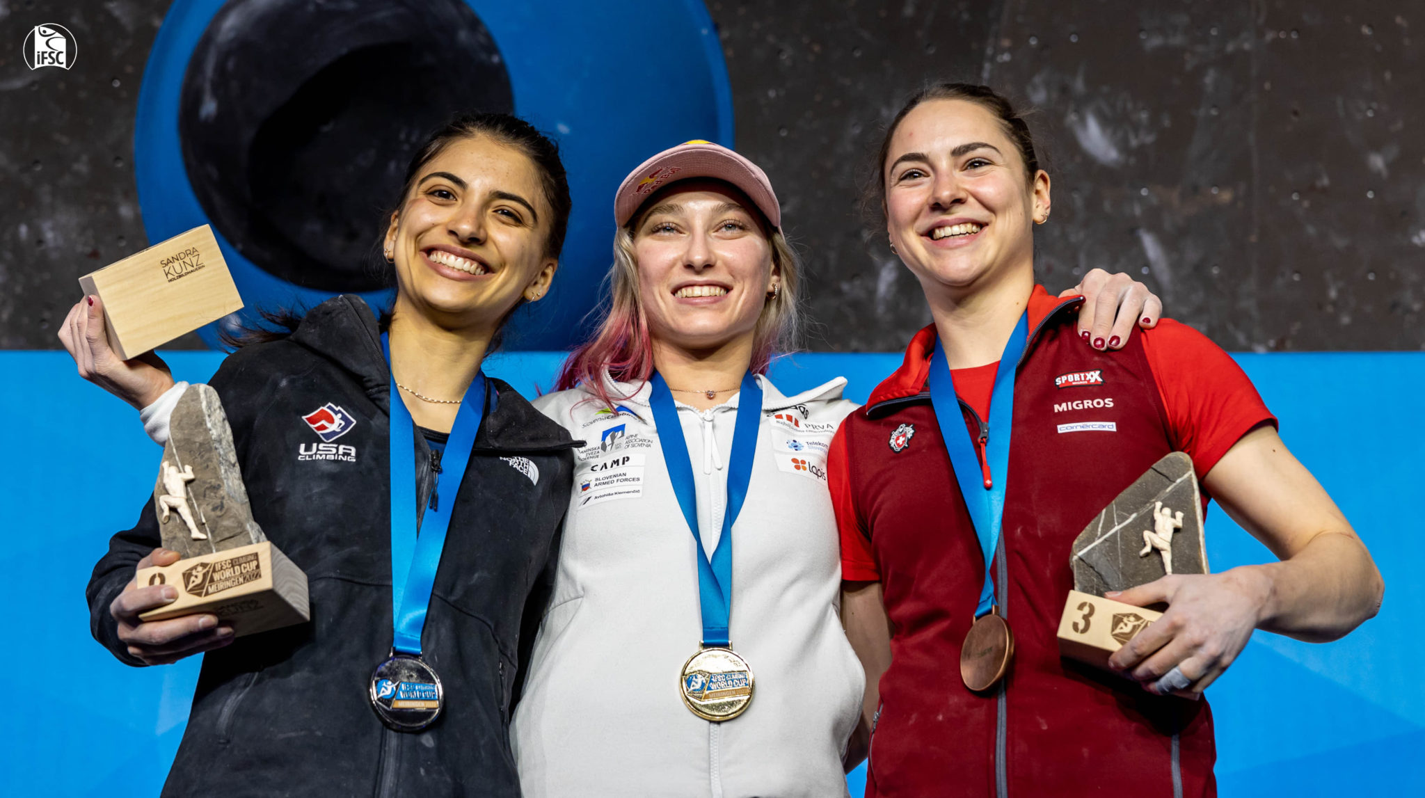 Podium féminin Meiringen 2022, Janja Garnbret titrée devant l'Américaine Natalia Grossman et Andréa Kümin © Jan Virt (IFSC) 