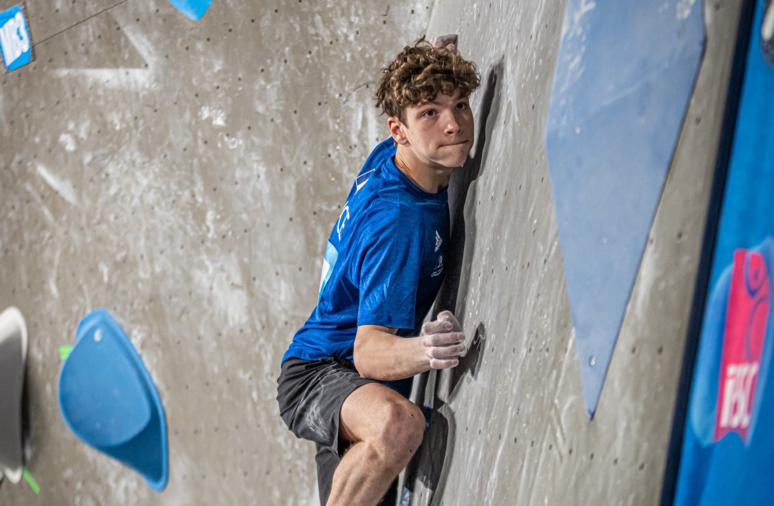 Mejdi Schalck sur le podium de Meiringen 2022, quelle performance de notre grimpeur tricolore sur cette première étape de Coupe du monde de la saison © Vladek Zumr